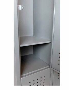locker con puerta abierta y division