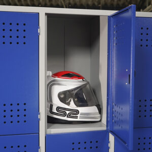 casco dentro de locker