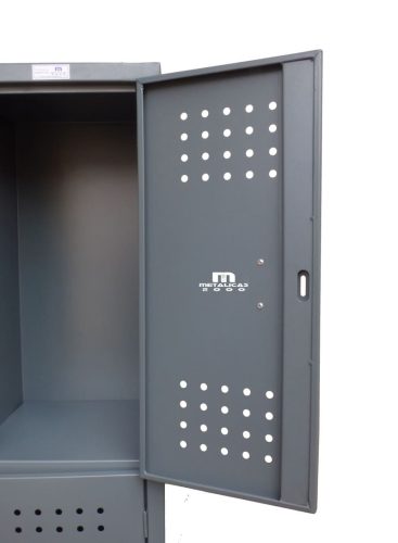 puerta de locker abierta
